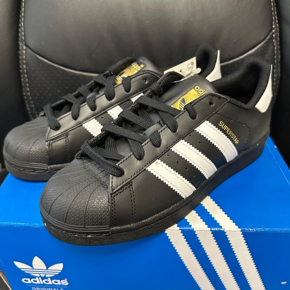 NIB! Adidas B23642 Superstar Black/White Shell Toe Sneakers Junior US5/ EU 37 1 - Picture 4 of 9